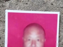 安徽阜阳一53岁服刑人员在监狱突然死亡，家属称遗体有伤，事发前被捆绑约束；涉事狱警一审获刑8个月，检察院重新认定“非正常死亡”