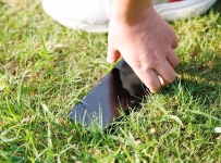 捡到手机解不开密码丢草丛 法院：赔偿失主6000元