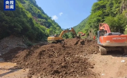 甘肃陇南发生山体滑坡，造成33人被掩埋，已成功救出17人，仍有16人被埋