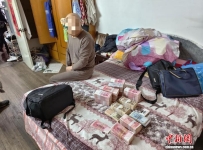 上海警方侦破非法汇兑案 400余名老人成犯罪“工具人”