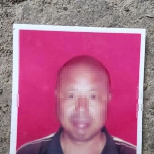 安徽阜阳一53岁服刑人员在监狱突然死亡，家属称遗体有伤，事发前被捆绑约束；涉事狱警一审获刑8个月，检察院重新认定“非正常死亡”