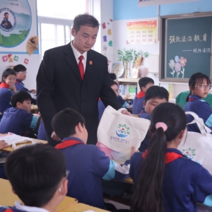 新乡中院：春日普法进校园 法润童心向阳生
