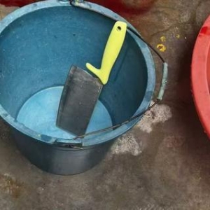 小区天降菜刀，砸中老人头部致“血流不止”，至今无人承认