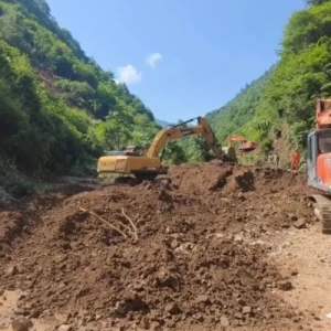甘肃陇南发生山体滑坡，造成33人被掩埋，已成功救出17人，仍有16人被埋